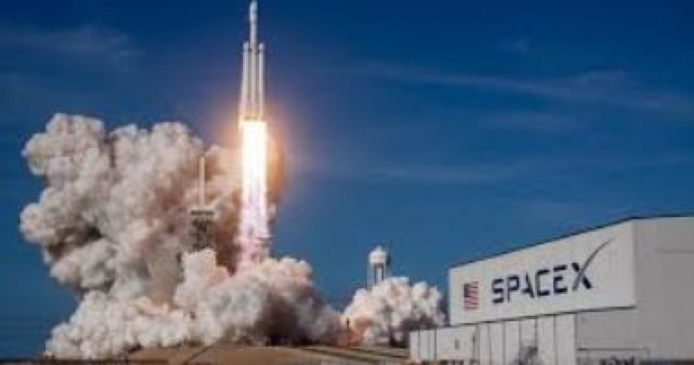 SpaceX تطلق 21 قمرًا صناعيًا للإنترنت الفضائى