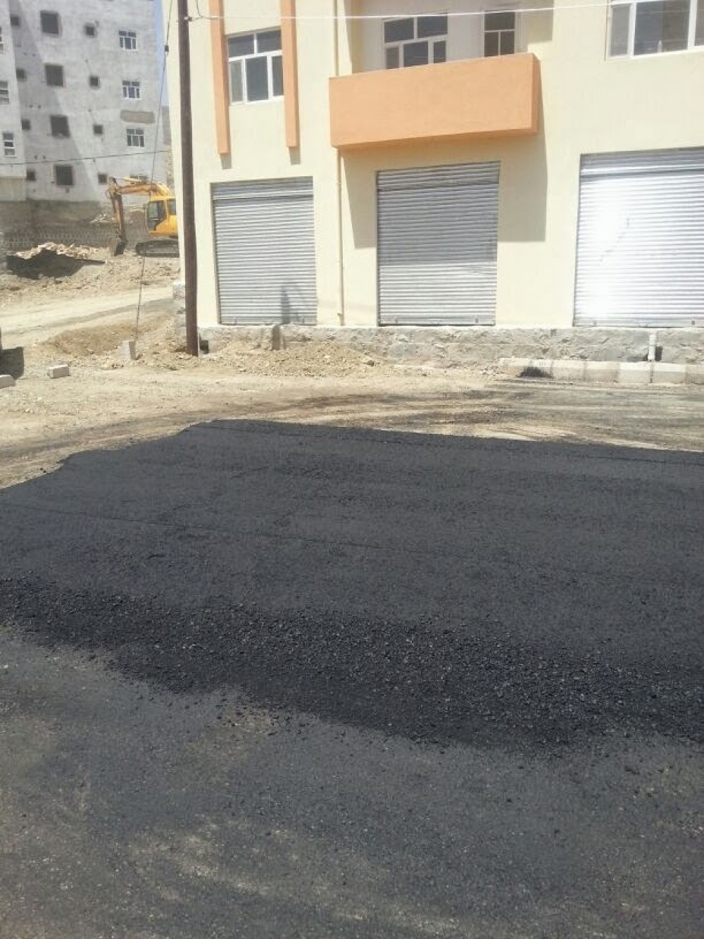 طلبة من كلية الهندسة بالجامعة الإسلامية ينتجون طبقة إسفلت مسامي