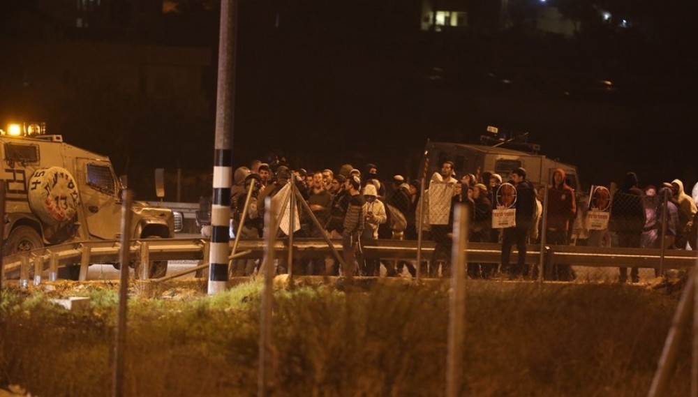 عشرات المستوطنين يهاجمون بلدة حوارة