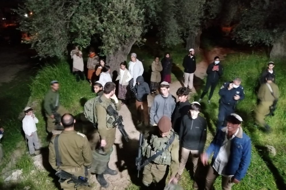 مستوطنون تحت حماية قوات الاحتلال في الضفة الغربية