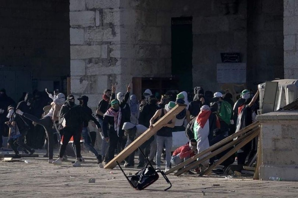 تصدي المرابطين لاقتحام قوات الاحتلال للمسجد الأقصى