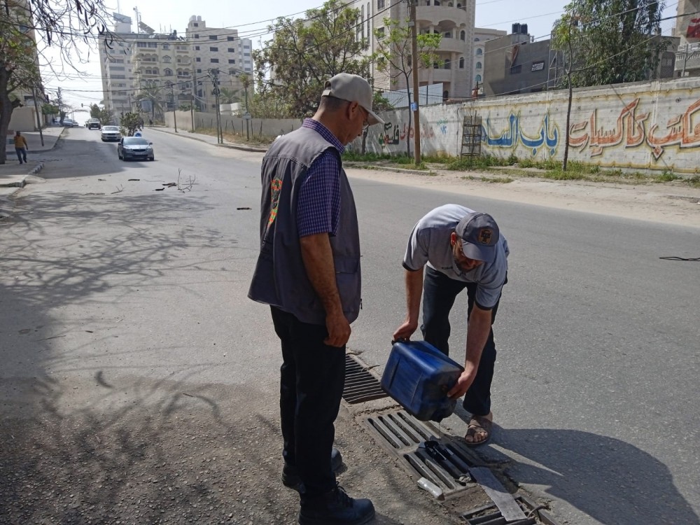 جانب من جهود مكافحة انتشار البعوضة في غزة