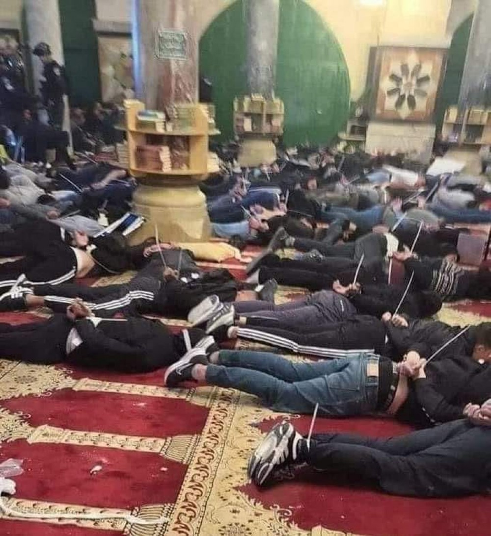 قوات الاحتلال تعتقل عشرات المعتكفين في المسجد الأقصى