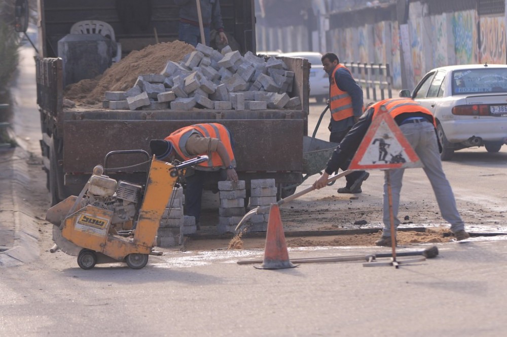 بلدية غزة تستخدم 600 متراً من البلاط في صيانة الشوارع