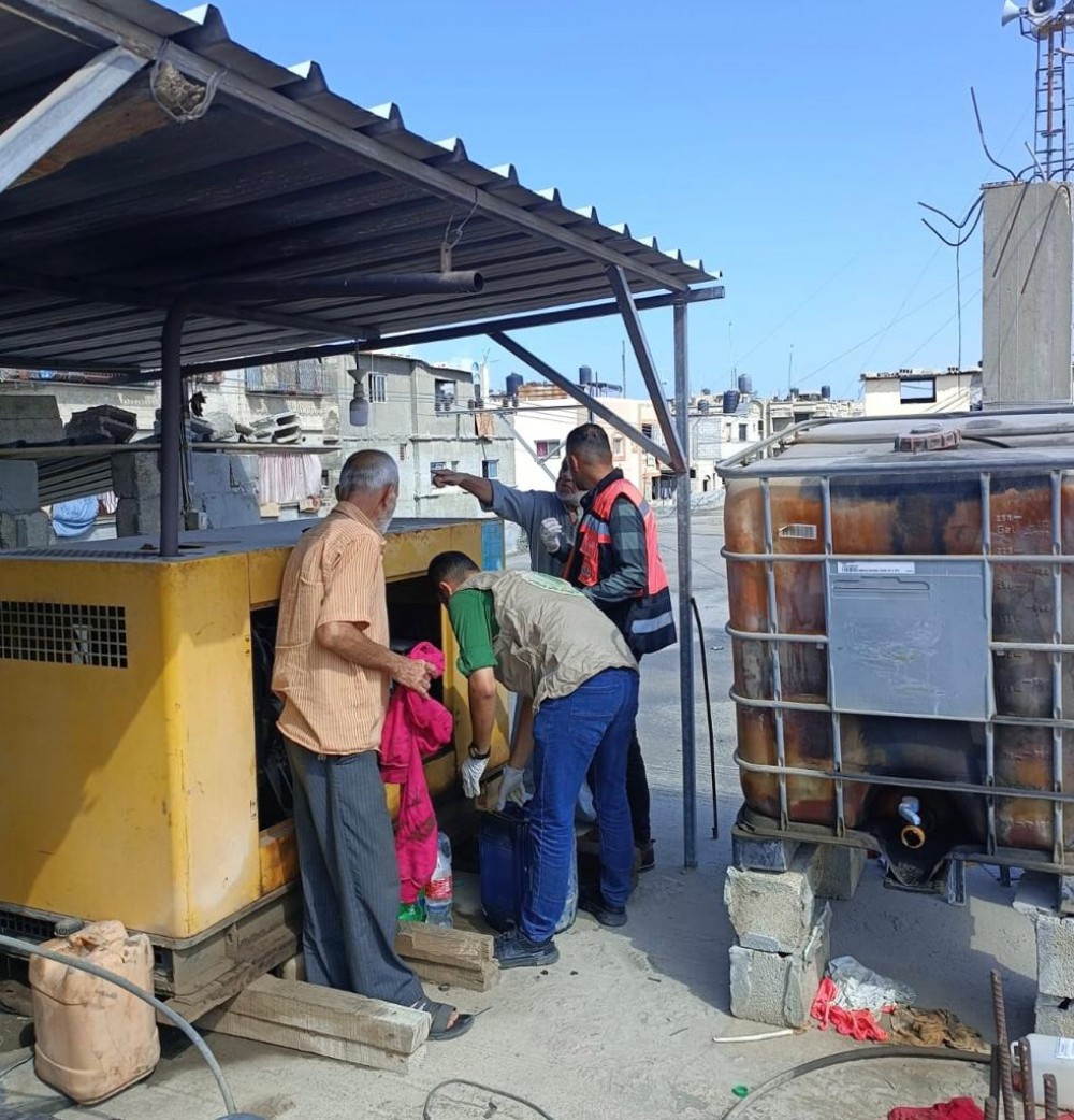 بلدية خانيونس تزود المواطنين بمياه الشرب بالرغم من القصف العنيف