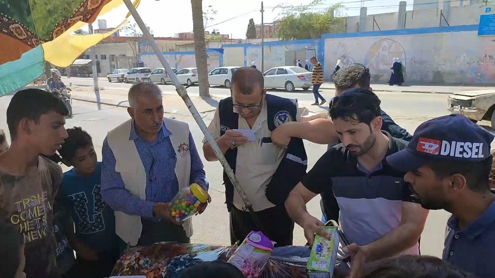 حماية المستهلك بخان يونس تنظم جولة رقابية على الباعة المتجولين أمام المدارس