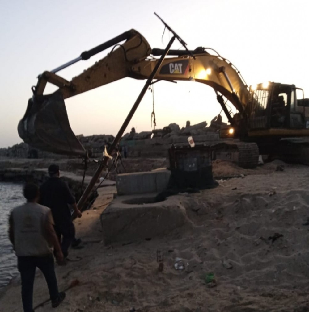 الأشغال تنتشل أعمدة الإنارة في حوض ميناء غزة بعد سقوطها بفعل الرياح