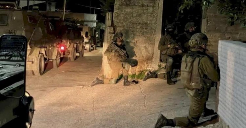 الاحتلال يقتحم مناطق عدة بالضفة ويصيب مواطناً بالخليل