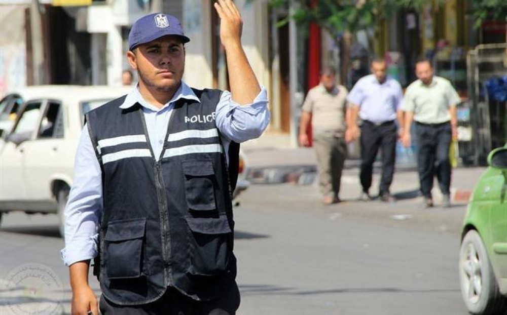 شرطي ينظم المرور خلال ايام العيد