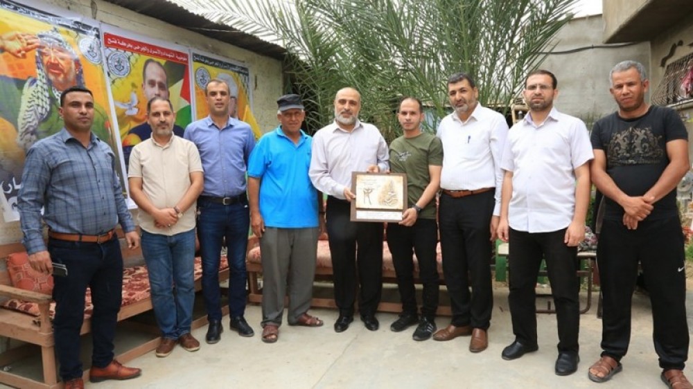 وفد من وزارة الأسرى والمحررين يهنئ الأسير المحرر مفيد العديني