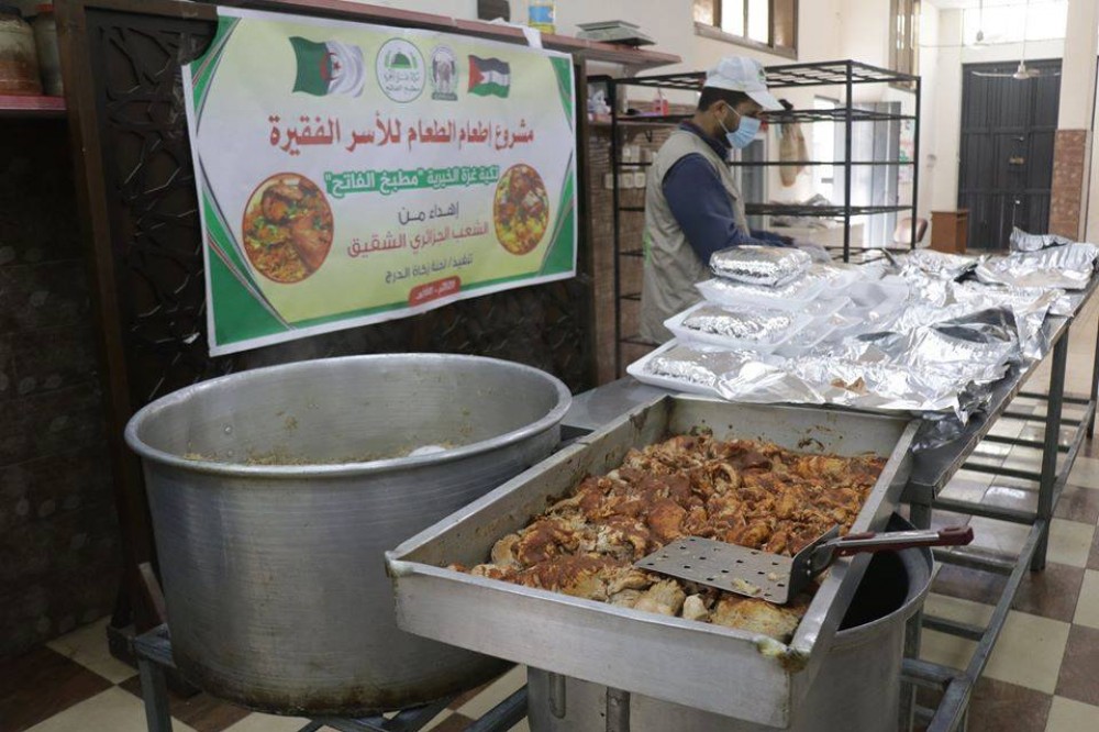 تكية غزة الخيرية توزع 300 وجبة طعام على الأسر المحتاجة غزة 