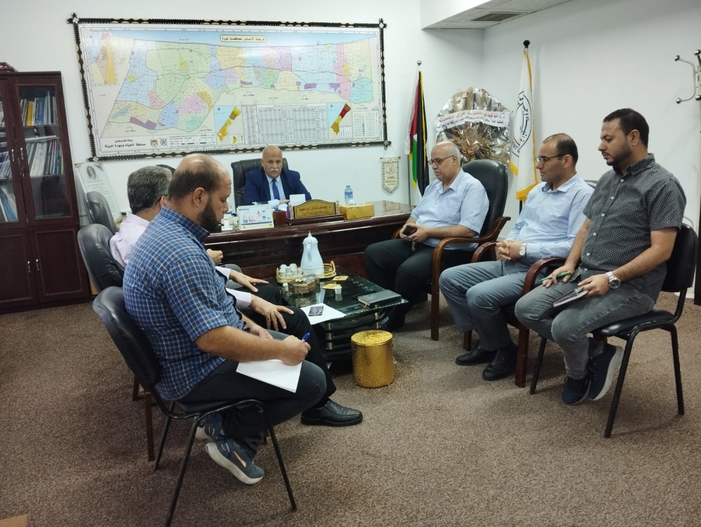 رئيس سلطة المياه يناقش عدة مشاريع مع المدراء العامون