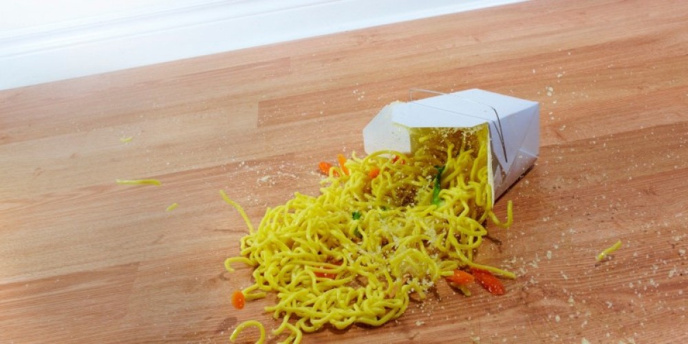 هل من الآمن تناول الطعام بعد سقوطه على الأرض؟