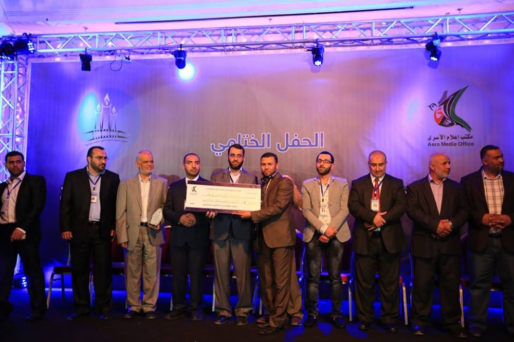 لحظة تسلم مدير وكالة الرأي للجائزة