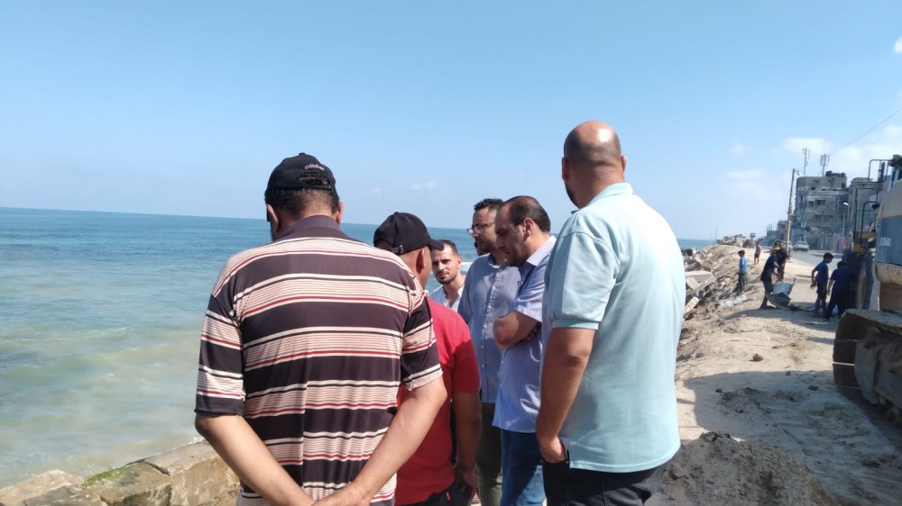 الاقتصاد: توفير 2000 كوب من الطمم والردم لتدعيم شاطئ البحر