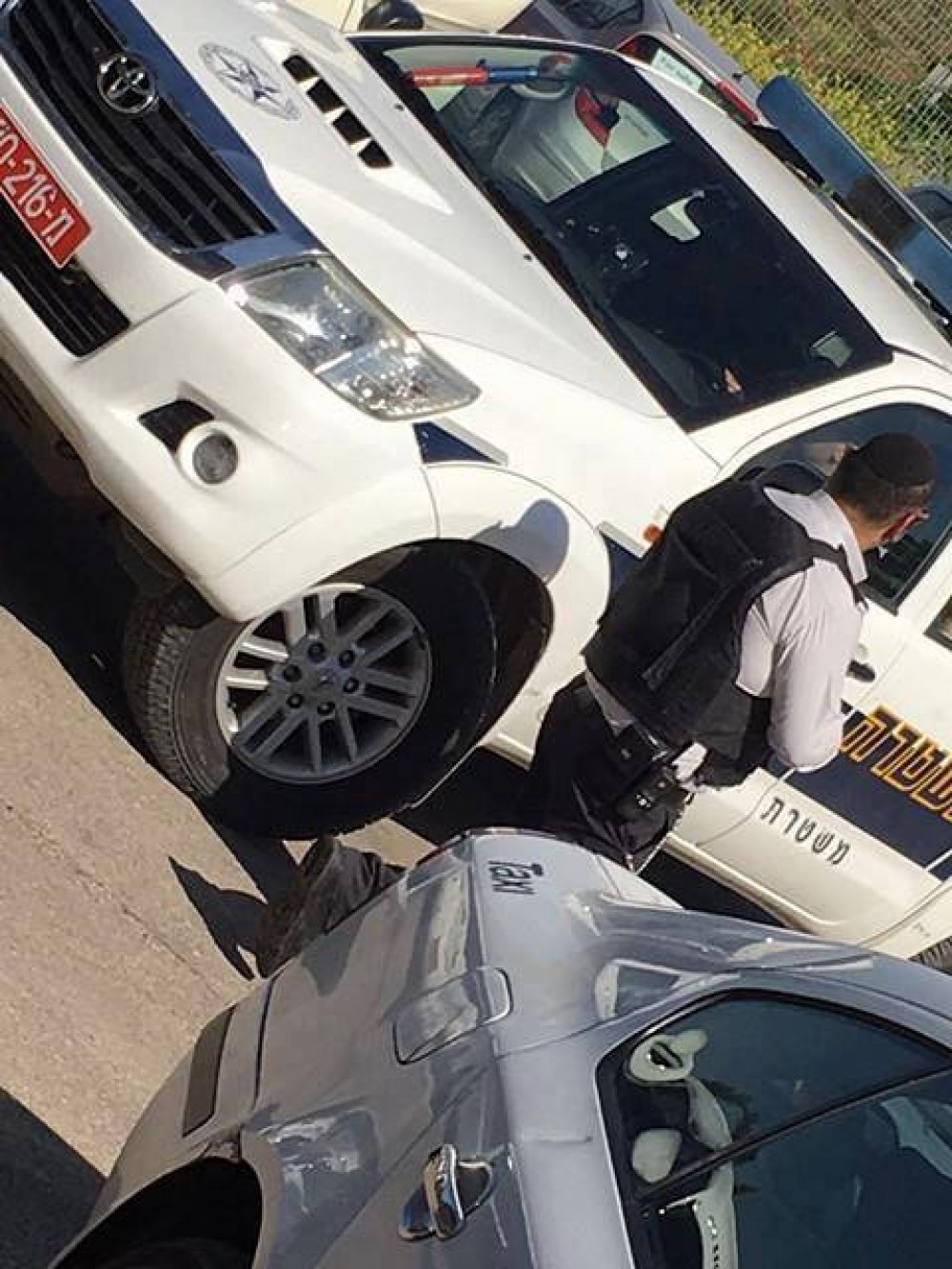 ام الاسير في سيارة الاعتقال 2