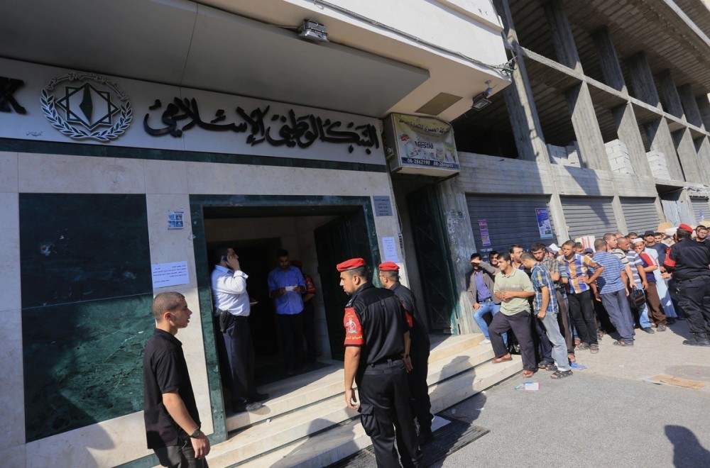 موظفين بانتظار تلقي دفعة من الراتب