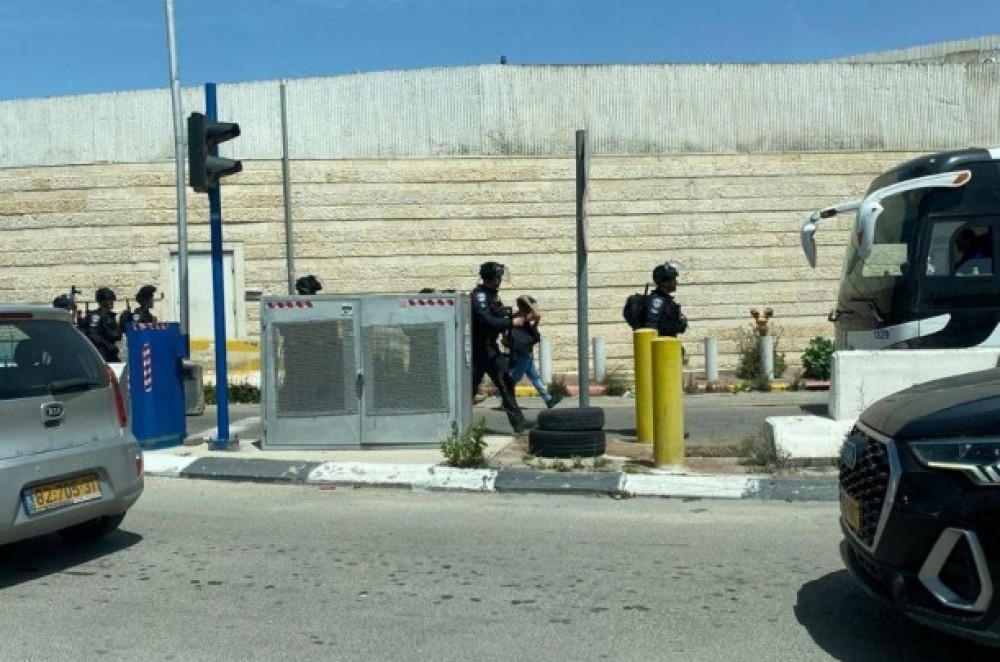 الشباب الثائر يتصدى لاقتحام قوات الاحتلال مخيم شعفاط
