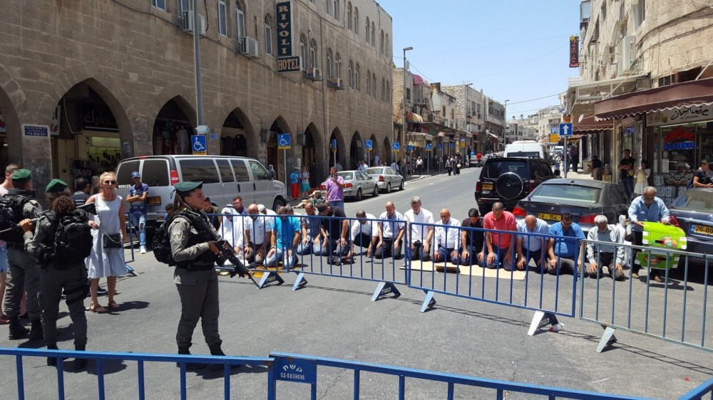 مرابطين على أحد بوابات المسجد الأقصى