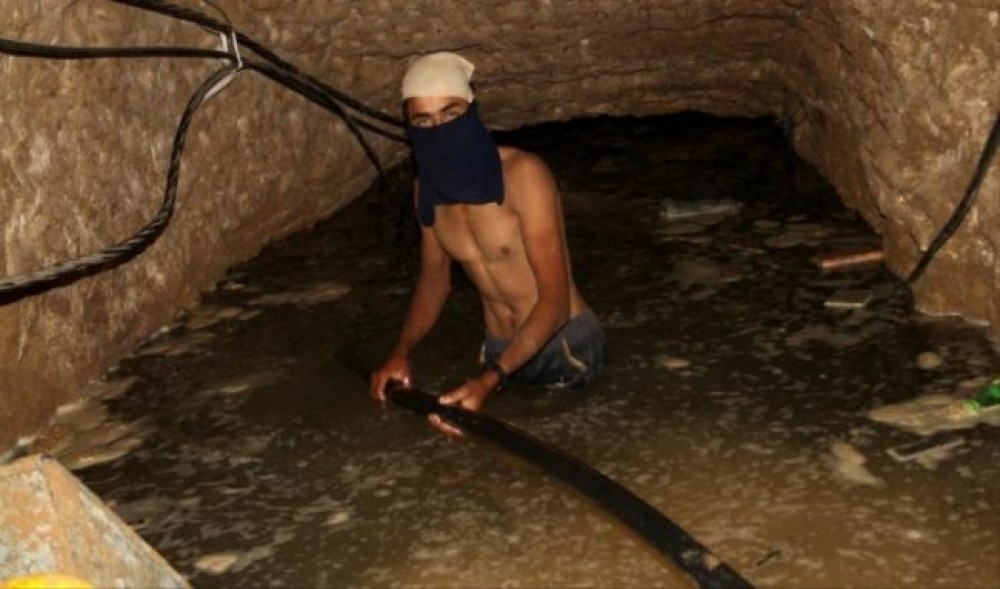 إغراق الأنفاق بمياه البحر