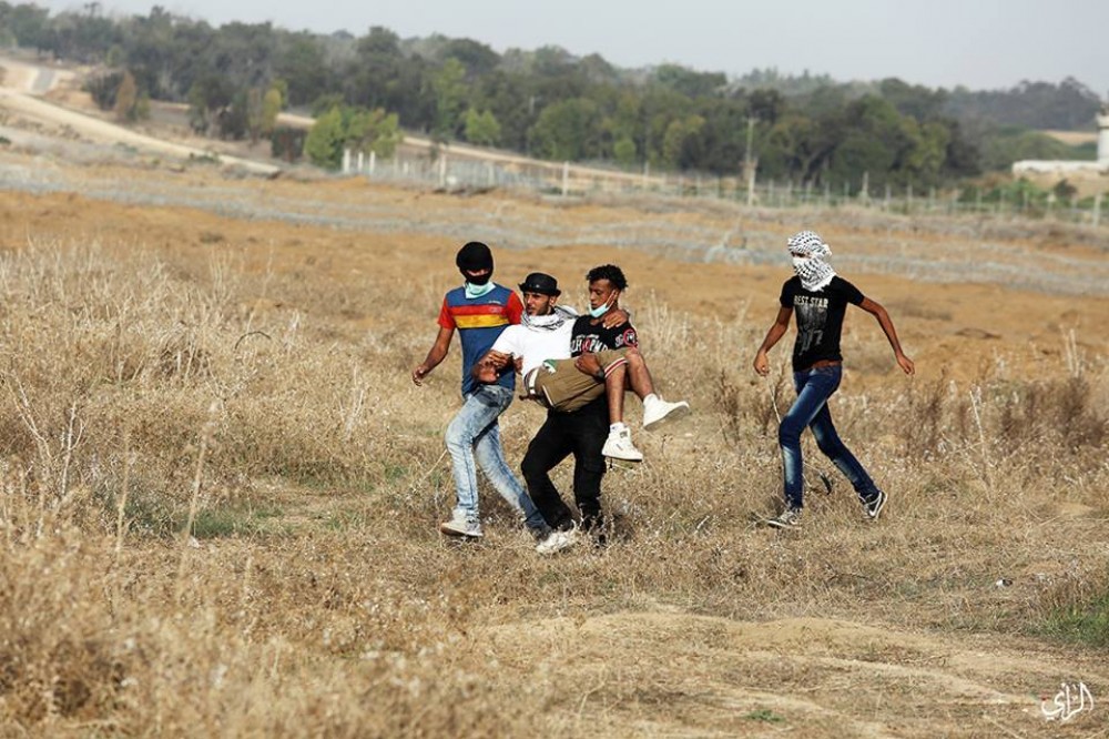 أحد المصابين في المواجهات شرق مدينة غزة 
