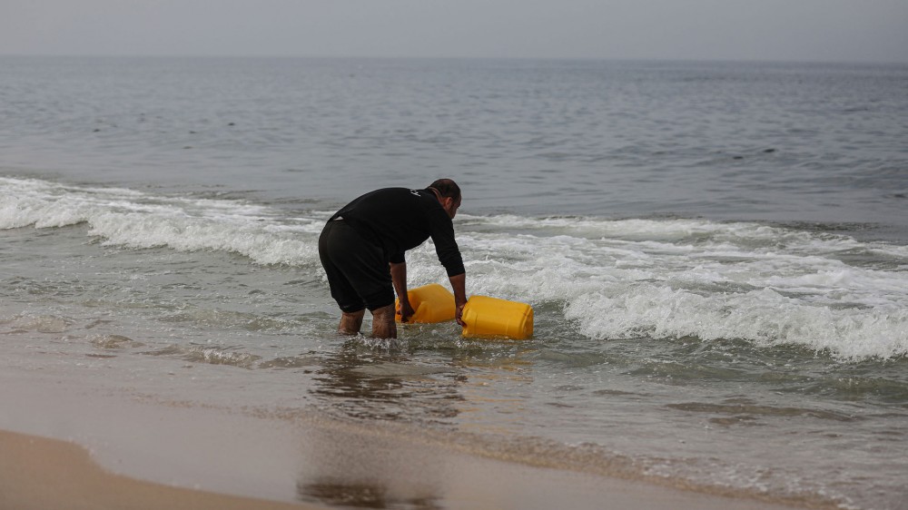 فلسطينيون في دير البلح يلجؤون إلى البحر جراء أزمة المياه في غزة (5)