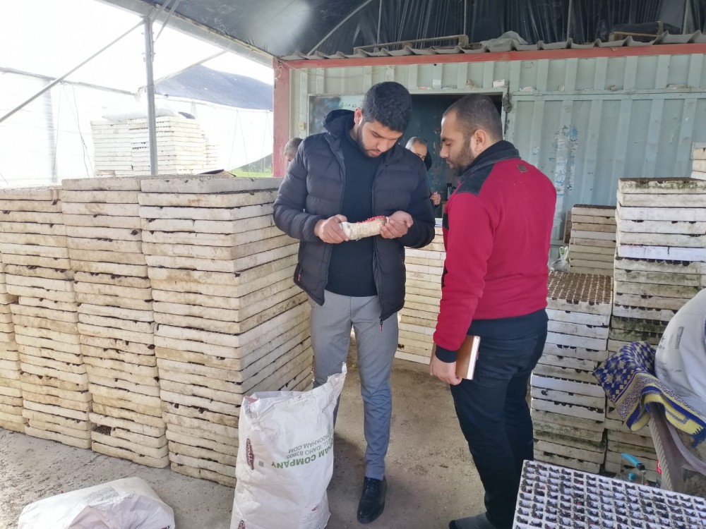الزراعة تواصل زياراتها الميدانية على المزارعين بالمحافظة الوسطى