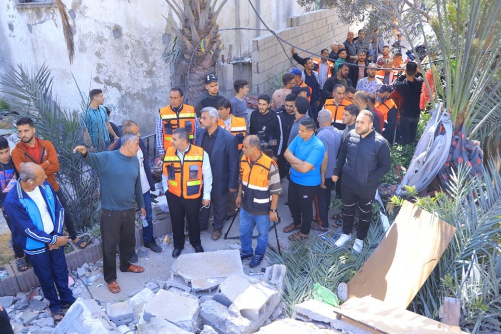 رئيس بلدية بيت لاهيا يتفقد آثار الدمار الذي خلفه العدوان 