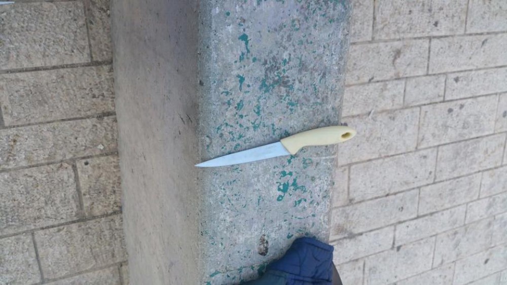 صورة نشرها الاحتلال للسكين التي كانت بحوزة الشاب