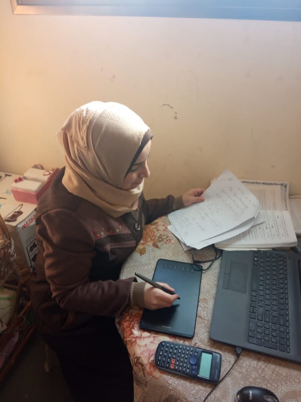  معلمان من تعليم الوسطى يكرسان وقتهما لمتابعة الطلبة عن بعد