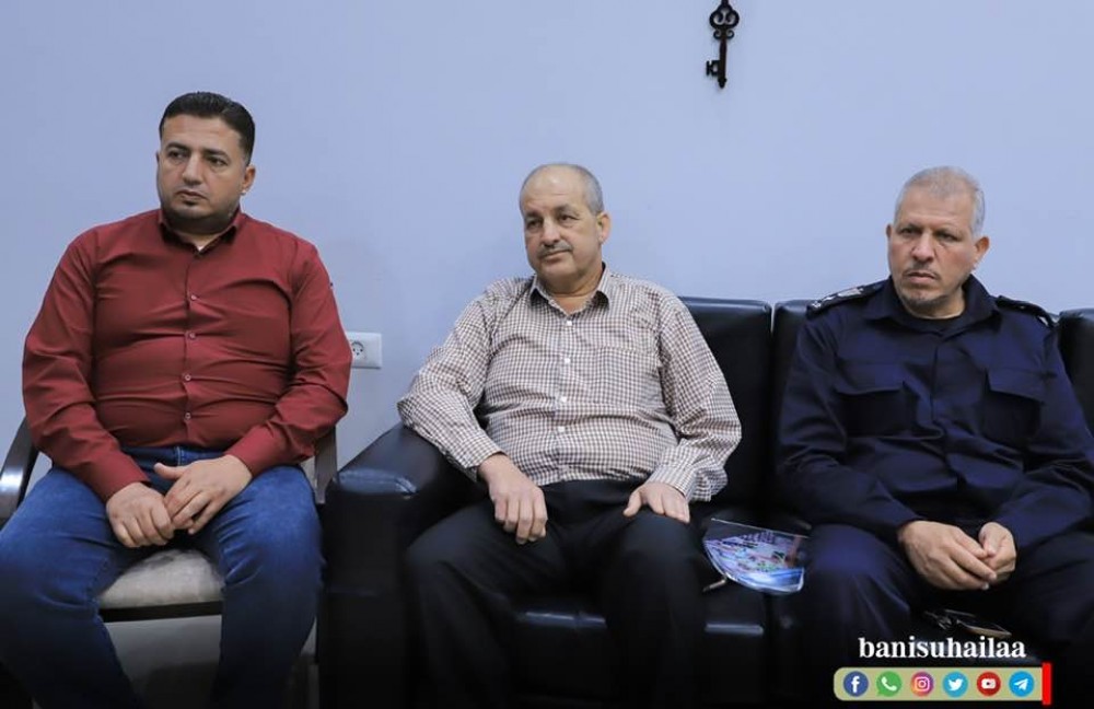 رئيس بلدية بني سهيلا يستقبل وفداً من أحد أحياء المدينة