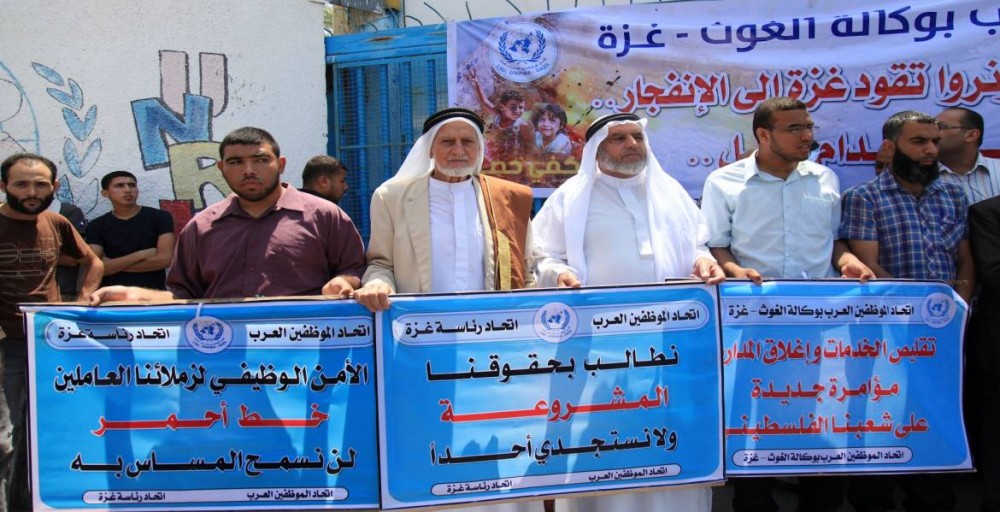 جانب من اعتصام سابق أمام أحد مراكز الأونروا احتجاجاً على سياسة التقليصات