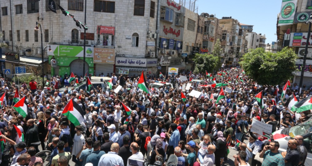 مسيرات وتظاهرات في الضفة ومخيمات لبنان تنديداً بجرائم الاحتلال