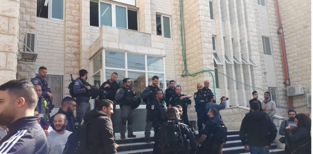 جنود الاحتلال على بوابة مستشفى المقاصد