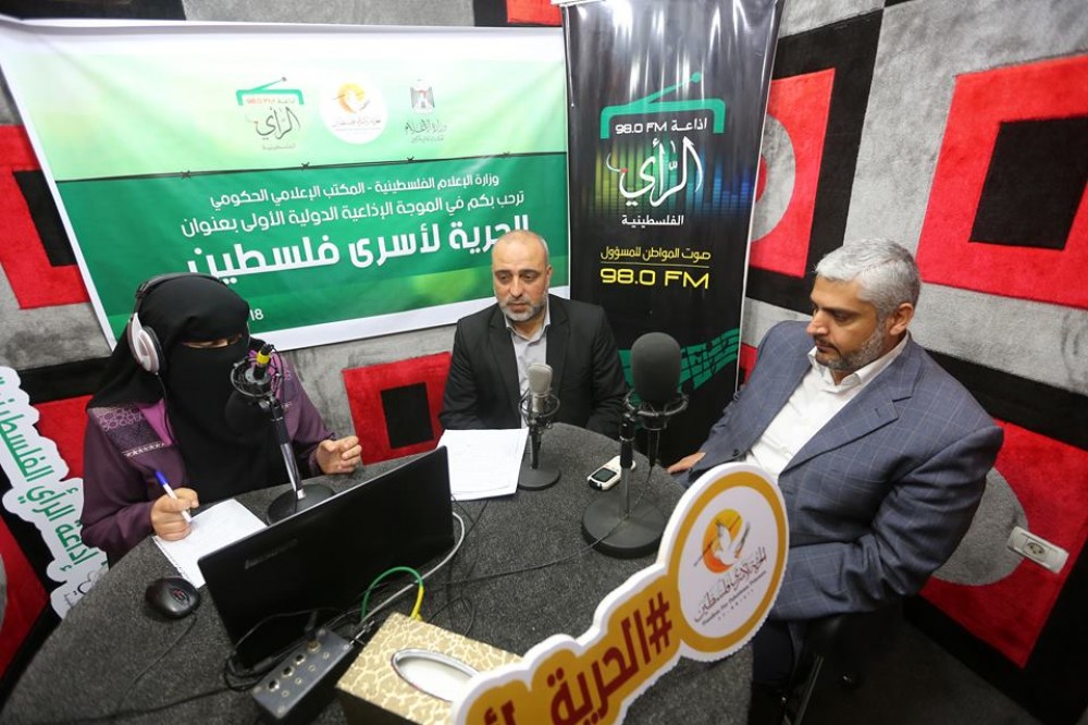 مسؤول وزارة الاعلام  في غزة سلامة معروف ووكيل وزارة الاسرى بهاء المدهون في افتتاح الموجة 