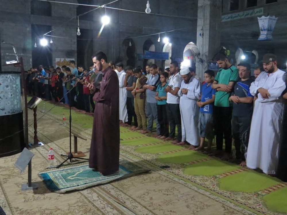 مصلون يقيمون الليل في أحد مساجد غزة