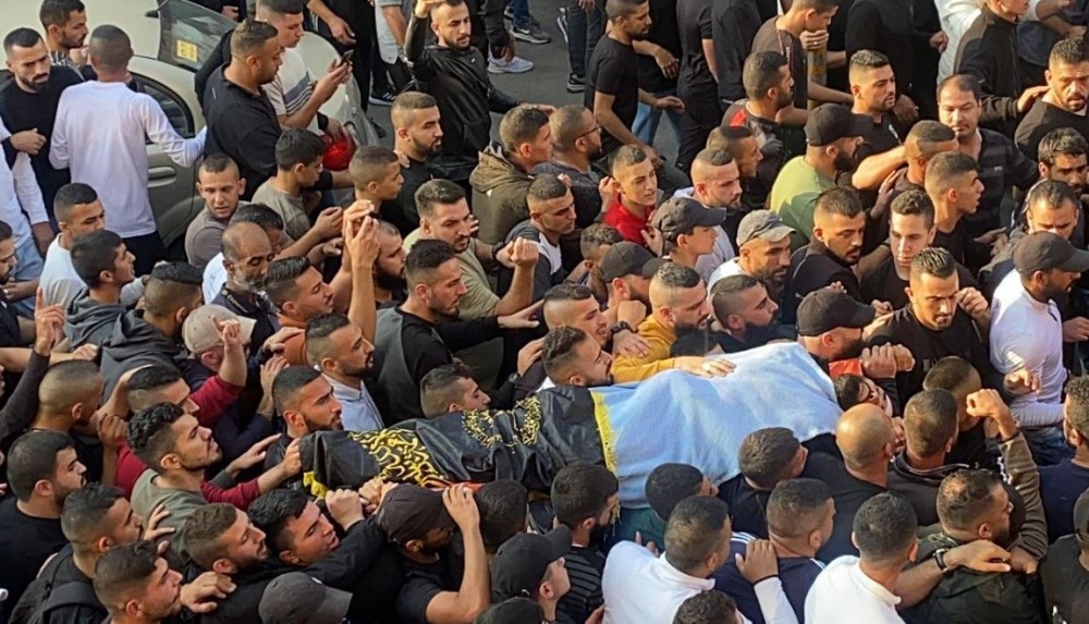 جماهير غفيرة تشيّع جثمان الشهيد 