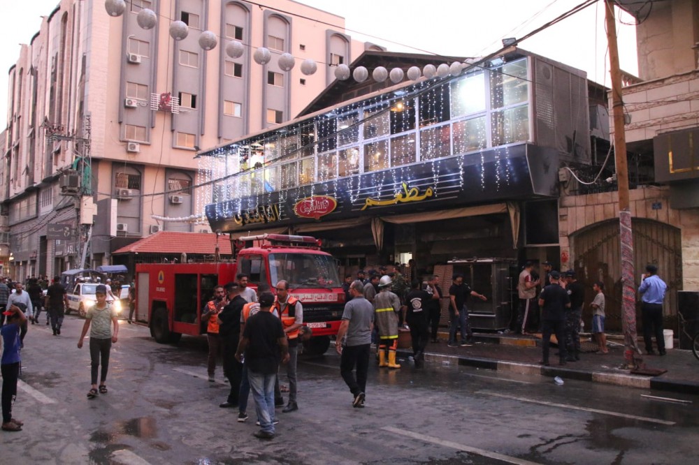 الدفاع المدني يسيطر على حريق اندلع بمطعم غرب غزة