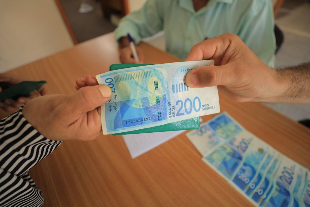 الزكاة بالأوقاف توزّع مساعداتٍ ماليةً على الأسر المتعففة