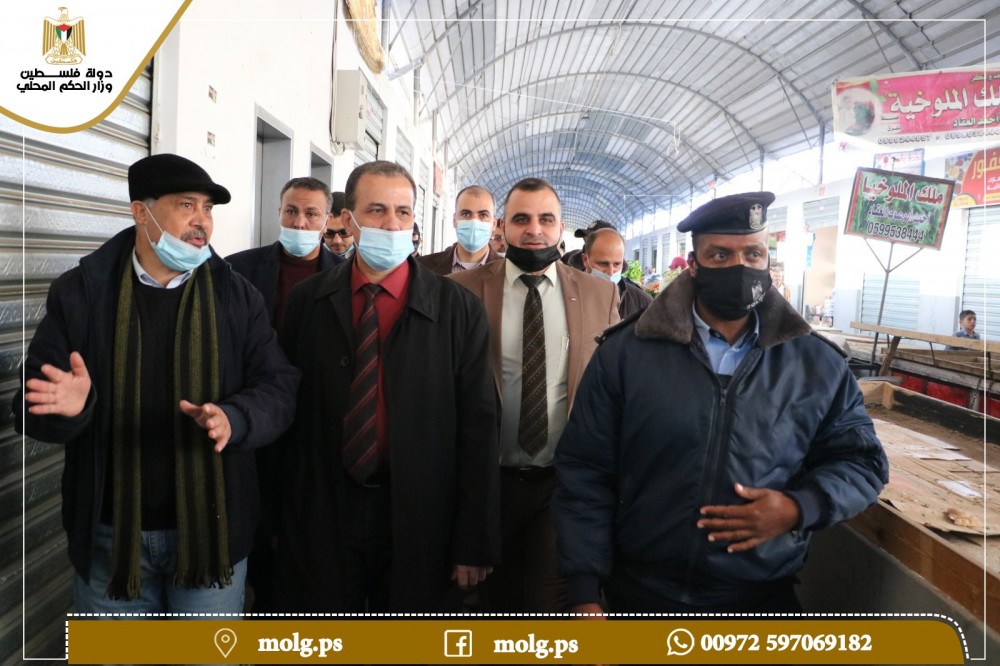 وكيل وزارة الحكم المحلي يتفقد سوق الأربعاء الشعبي بخان يونس