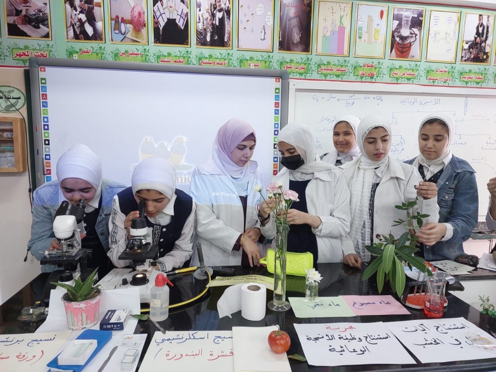 المعلمة أمل أبو زايد تُبدع في مبادرة التعلم الممتع من وحي السرد القصصي 