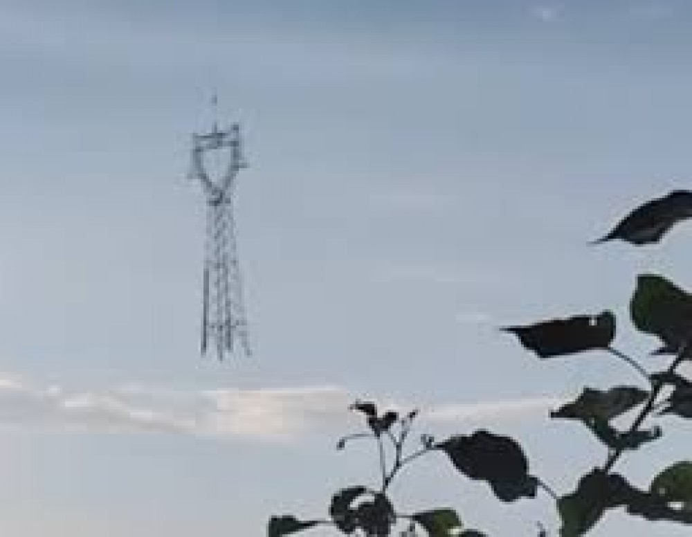 يزن 3 أطنان.. برج كهرباء يطير في الهواء (فيديو)