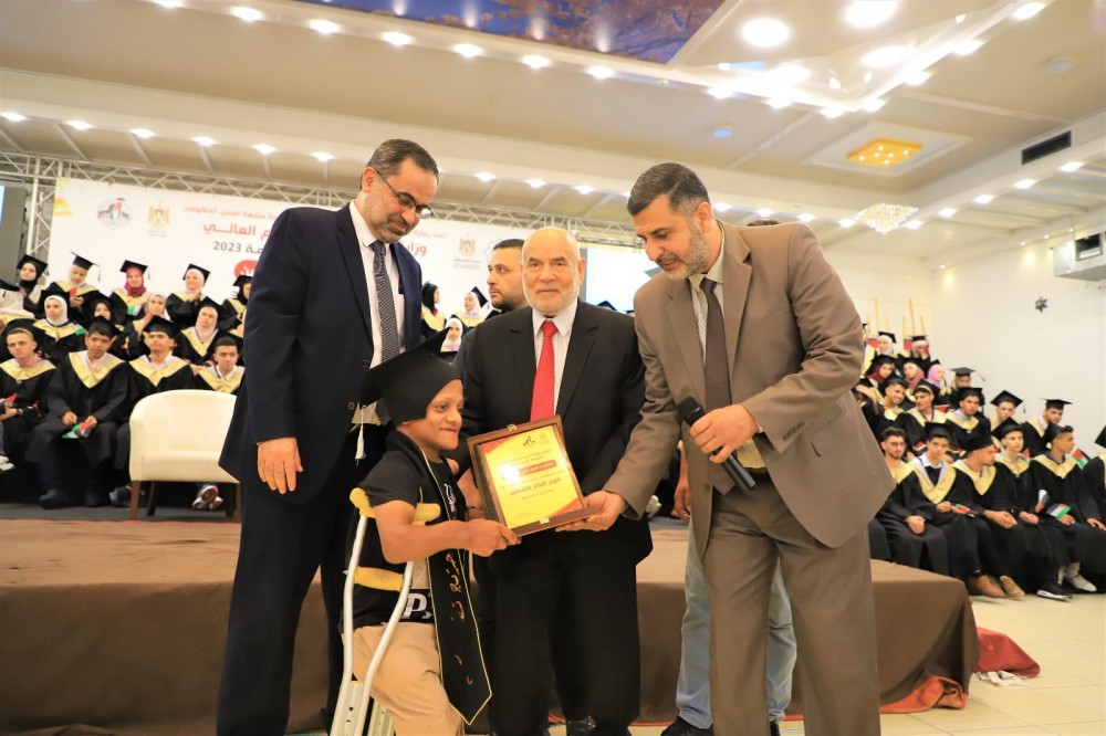 أبو ندى يُكرم الطالب صاحب الهمة العالية قصي أبو ريدة