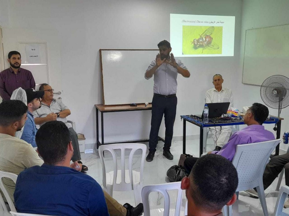 الزراعة تواصل عقد ورش للتوعية باستخدام المصائد كبديل عن 