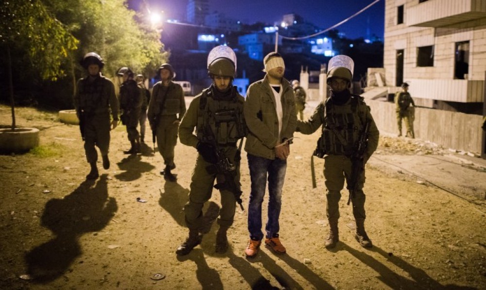 جنود الاحتلال يعتقلون فلسطينيا -أرشيف -