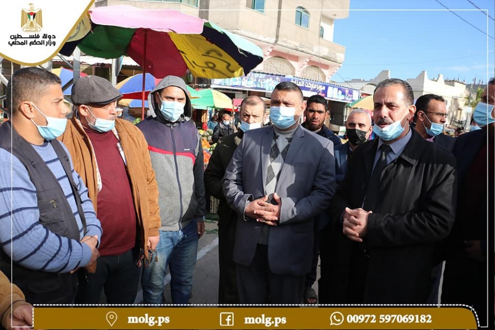 وكيل وزارة الحكم المحلي يتفقد الأسواق الشعبية بدير البلح