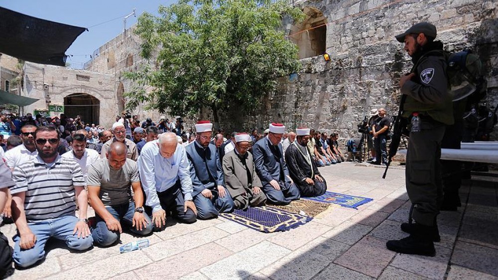 الصلاة على أبواب الأقصى 