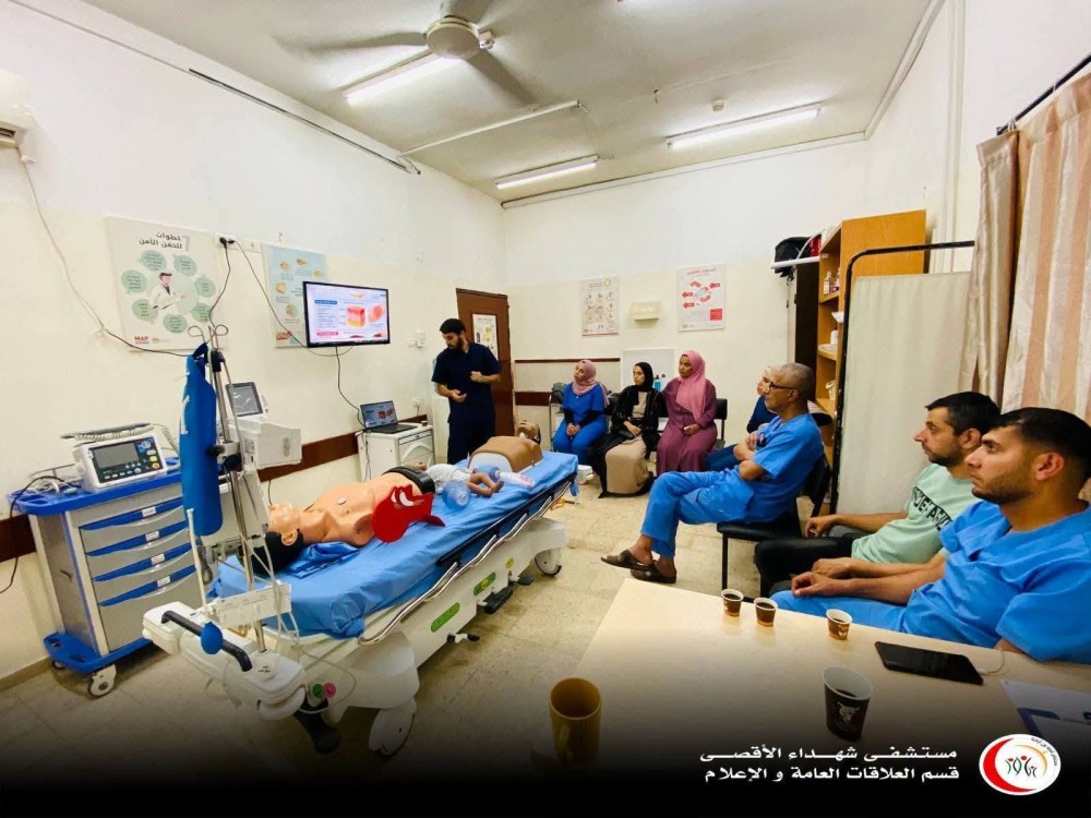 مستشفى شهداء الأقصى يختتم تدريب 150 حكيماً على البروتوكول الوطني للجروح
