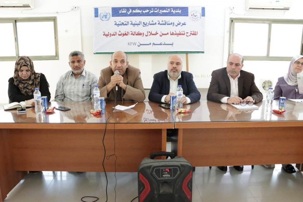 بلدية النصيرات ووكالة الغوث تعقدان لقاء لمناقشة تنفيذ مشاريع للبنية التحتية