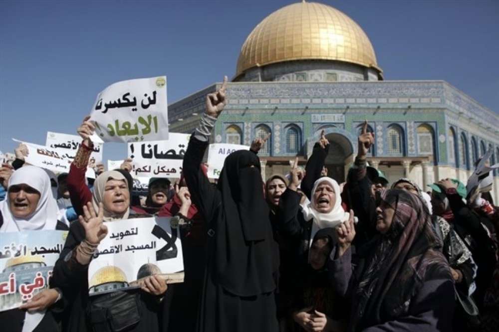 مرابطات في ساحات المسجد الأقصى المبارك الذي يتعرض لأشد هجمة يهودية احتلالية